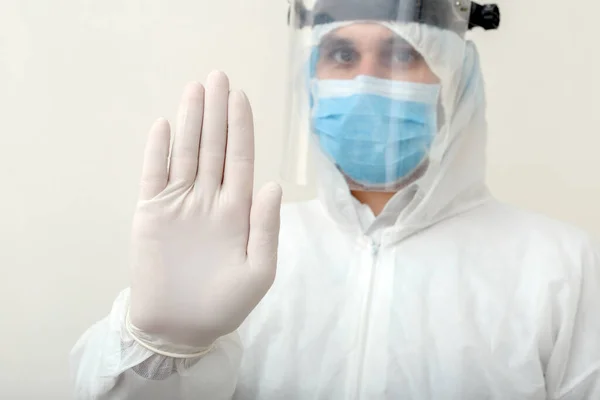 Врач Показывает Знак Stop Жест Пандемии Covid Коронавирус Носить Защитный — стоковое фото