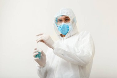 Covid-19 aşısı. Koruyucu tıbbi giysi giyen doktor ya da bilim adamı, biyolojik tehlike, yüz maskesi laboratuvarda koronavirüs aşısı üretiyor. Tıbbi sağlık hizmetleri pandemik önleme kavramı.