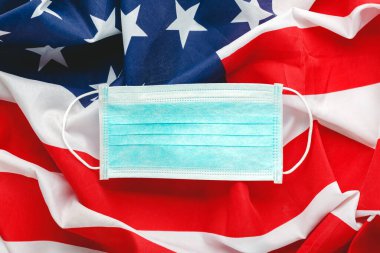 ABD 'de Coronavirus. Amerikan bayrağında koruyucu yüz maskesi. Coronavirus, Covid-19. Tıp sağlığı konsepti.