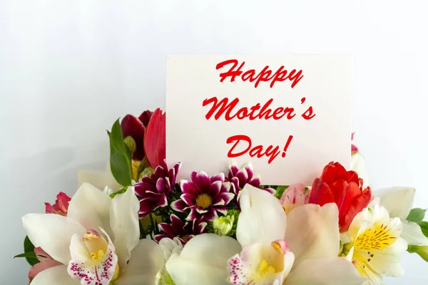 어머니들은 배경에 꽃다발을 카드로 메시지를 보냅니다 엄마한테 카드네요 여성을 꽃으로 — 스톡 사진