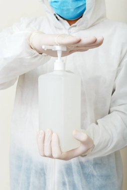 Dezenfektan jeli. Doktorların ellerini temizlemek için sıvı antiseptik. Coronavirus Covid-19 koruma, el hijyeni. Hastane veya klinikte sağlık hizmetleri için cilt dezenfektanı