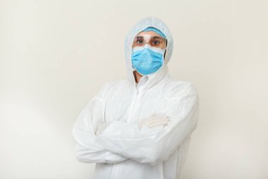 Korunaklı tıbbi giysi içindeki yorgun Doktor Portret, biyolojik tehlike, Coronavirus 'tan sonra maske takan doktor, covid-19 doktor randevusu. Tıbbi sağlık hizmeti kavramı.