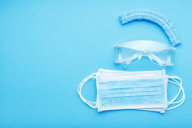 Tıbbi Cerrah, sağlık çalışanları için koruma kiti ile karşı karşıya, doktorlar. Koruyucu yüz maskesi, gözlük, şapka. Koruma viral enfeksiyon koronavirüsü, Covid-19. Sağlık hizmetleri kavramı