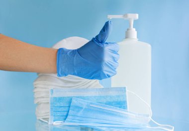 Mavi eldivenli doktor, onay işareti gösterdi. Birçok farklı tıbbi maske, tek kullanımlık cerrahi maske. Coronavirus covid virüs önleme. Temizlik için alkol dezenfektanı jeli