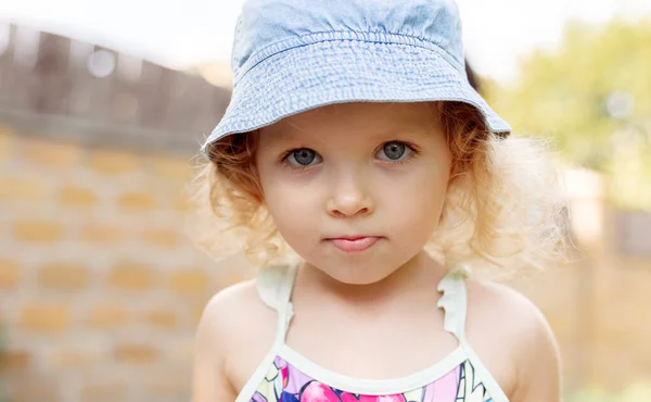 Bonito Menina Criança Retrato Azul Denim Panama Verão Curvy Loira — Fotografia de Stock