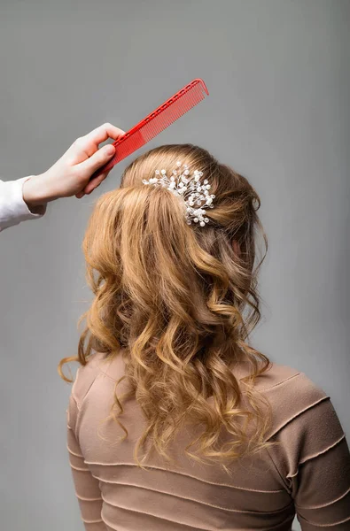 Onde Boucles Coiffure Coiffeur Faire Coiffure Pour Femme Blonde Cheveux Longs En Utilisant Peigne Sur Fond