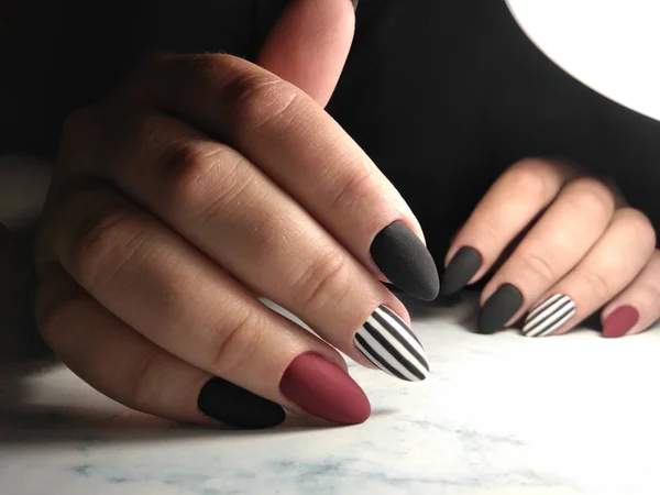 Veelkleurige Matte Manicure Met Gestreept Design Lange Ronde Verlengde Nagels — Stockfoto