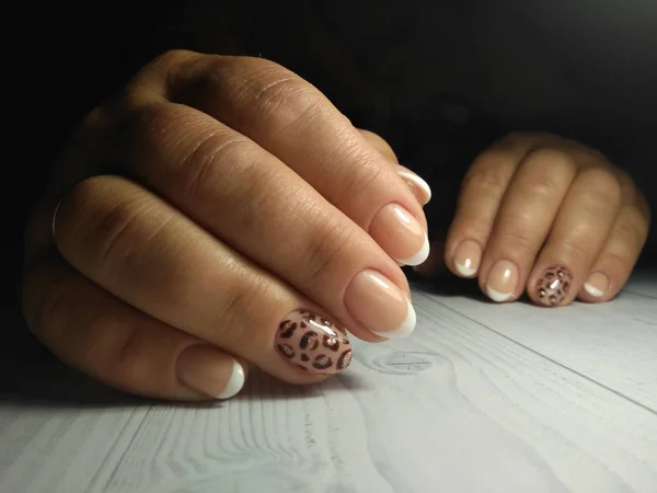 Manicure Francese Sulle Maniglie Spesse Delle Donne Con Design Leopardato — Foto Stock