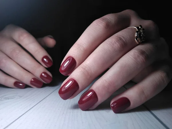 Laca Roja Borgoña Asas Mujer Con Diseño Lentejuelas Hermosa Manicura — Foto de Stock