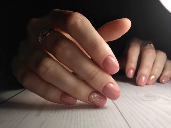 Gel Rosa Esmalte Nas Mãos Femininas Manicura Doce Com Uma — Fotografia de Stock