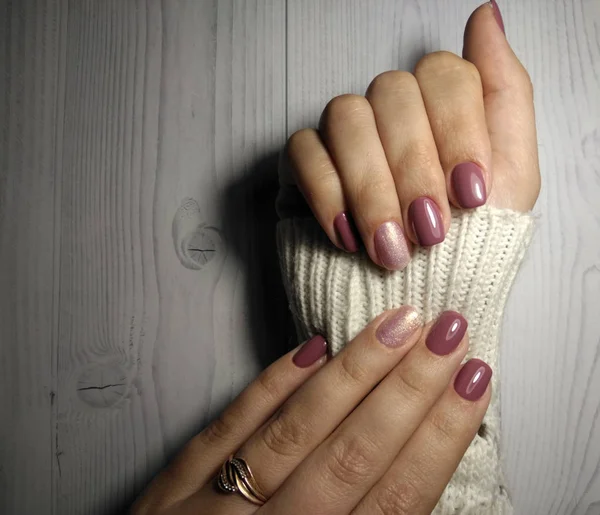 Pale Dark Pink Gel Polish Women Hands Sweater Пастельное Темно — стоковое фото