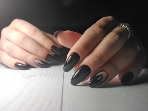 Style Manucure Noire Gothique Polissage Gel Avec Finition Brillante Noire — Photo