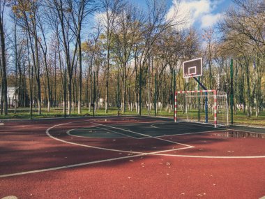 Yeni spor sahası. Futbol kalesi ve basketbol potası. Sonbahar oyun parkı.