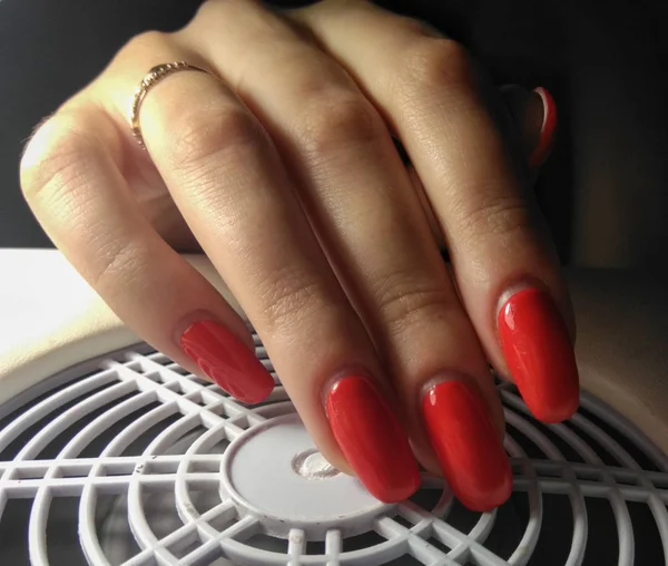 Damskie Długopisy Perfekcyjnie Zużytym Manicure Przy Ponownym Przetwarzaniu Wyhodowany Czerwony — Zdjęcie stockowe