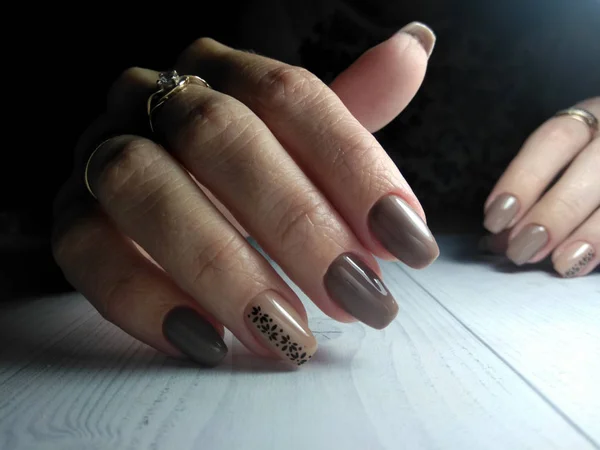 長い正方形の爪に女性のマニキュア ジェルネイルパターンデザインのポーランドの茶色 ブラックフローラルデザインのコーヒーカラーコーティング — ストック写真