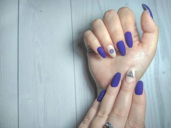 Manicure Delle Donne Unghie Rotonde Lunghe Smalto Semipermanente Colore Blu — Foto Stock