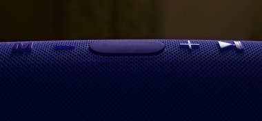 Kablosuz müzik köşesi. Mavi bluetooth hoparlörü. Denetim ve ses düğmeleri.