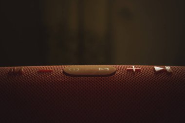 Kablosuz müzik köşesi. Kırmızı bluetooth hoparlörü. Denetim ve ses düğmeleri.