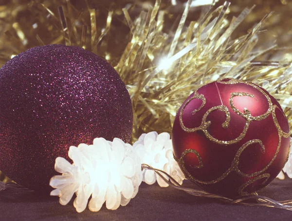 Decoratieve Kerstballen Met Gloeiende Kegels Een Achtergrond Van Glanzend Knutsel — Stockfoto