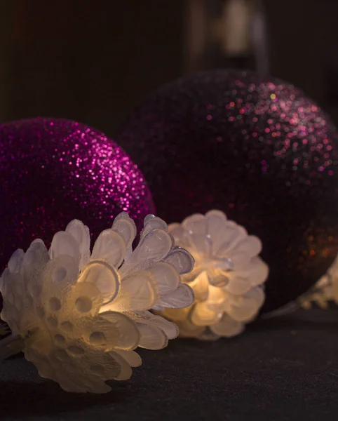 Decoratieve Multicolor Kerstballen Met Gloeiende Kegels Donkere Achtergrond Kerst Speelgoed — Stockfoto