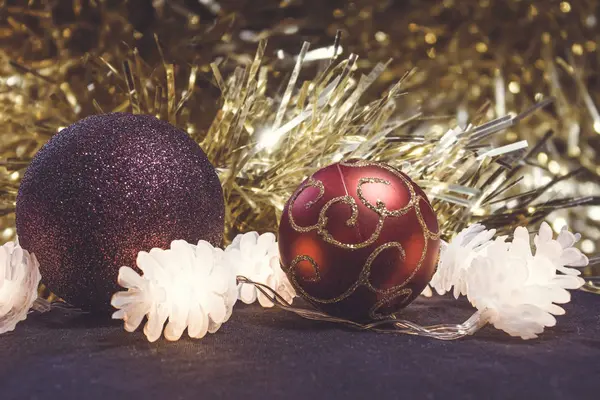 Decoratieve Kerstballen Met Gloeiende Kegels Een Achtergrond Van Glanzend Knutsel — Stockfoto