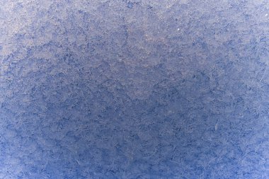 Şeffaf camlarda kar beyazı kar tanelerinin dokusu. Pencerede çok güzel buz deseni var. Kış duvar kâğıdı, camda buz gibi kar taneleri..