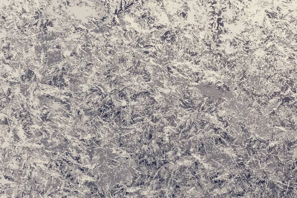 透明なガラスに雪白色の雪片の質感 窓の上の美しい霜のパターン 冬の壁紙ガラス上の霜雪の結晶 — ストック写真
