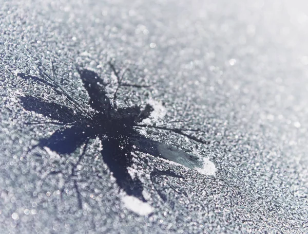 凍った窓に雪の結晶が描かれている 霜の上に指で模様の雪片が描かれています 冬の窓の雪片 — ストック写真