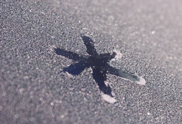 Schneeflocke Auf Gefrorenes Fenster Gemalt Eine Gemusterte Schneeflocke Wird Mit — Stockfoto