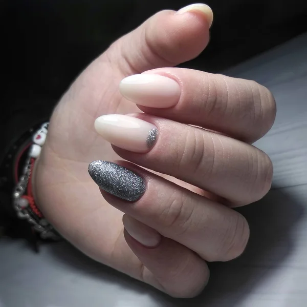 长圆形的指甲与伪装干净的指甲 米色凝胶抛光与银光设计 — 图库照片