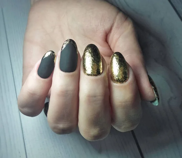 Długie Okrągłe Gwoździe Czarnym Matowym Żelowym Lakierem Złotym Wzorem Manicure — Zdjęcie stockowe