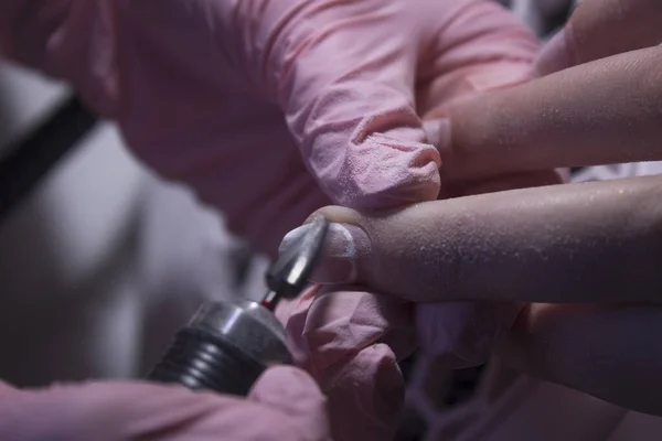 Manicurist Removes Coating Nails Device Removing Nail Coating Machine Cutter — Stockfoto