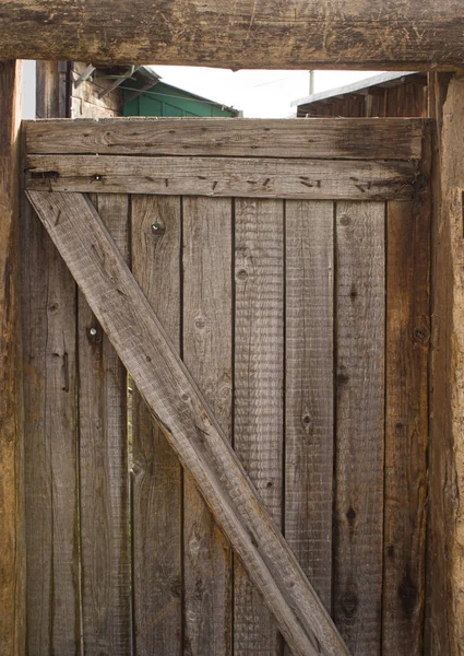 中庭につながる古い木製の門 田舎の家のドアを剥ぎ取った 隙間のある閉じられたヴィンテージのドア — ストック写真