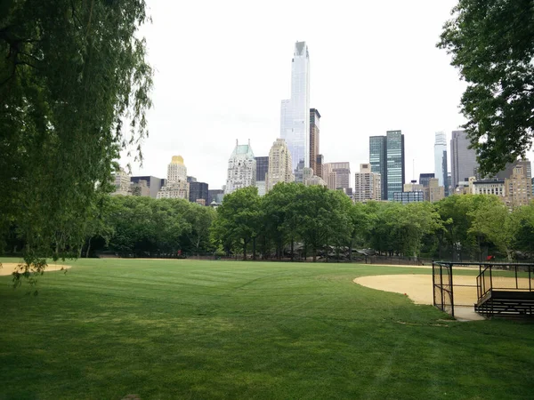 ニューヨークのセントラルパークのスポーツフィールド 高層ビルを背景にマンハッタンの人々のいない遊び場 — ストック写真