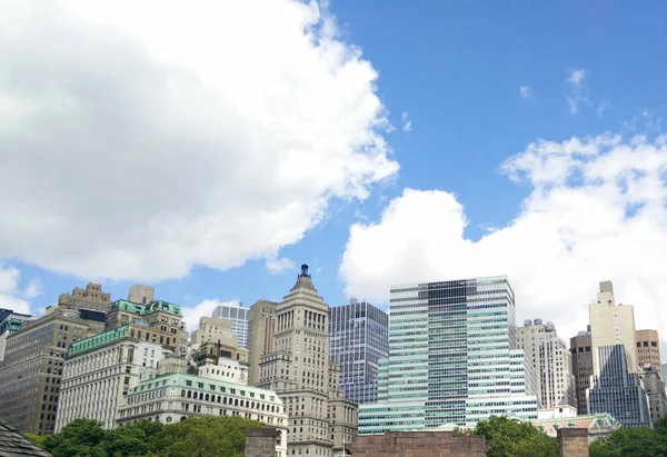 曇った空に対する都市の建物や高層ビル ワークスペースがある昼間の都市風景 — ストック写真