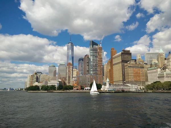 Paysage Urbain Avec Rivière Yacht Pendant Journée Bâtiments Ville Gratte — Photo