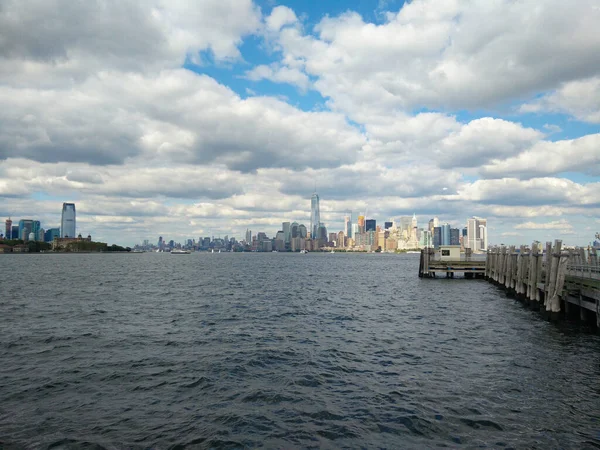 マンハッタンを背景にした川 川の桟橋 ニューヨーク市中心部を背景にした川 — ストック写真