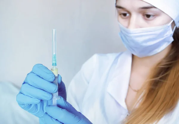 Egy Nővér Gumikesztyűben Egy Fecskendőt Tart Vakcinát Tartalmazó Egyszer Használatos — Stock Fotó