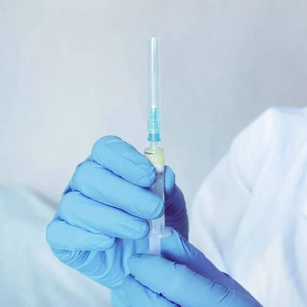 Egy Nővér Gumikesztyűben Egy Fecskendőt Tart Vakcinát Tartalmazó Egyszer Használatos — Stock Fotó