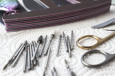 Manikür aleti. Kullanılmış profesyonel aletler. Bir sürü kullanılmış kesici, satıcı, tırnak törpüsü ve makas..