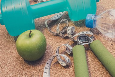 -Yat halter, taze elma, ölçüm bandı, maden suyu,