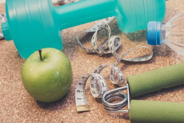 -Yat halter, taze elma, ölçüm bandı, maden suyu,