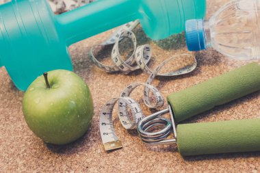 -Yat halter, taze elma, ölçüm bandı, maden suyu,