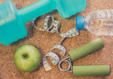 -Yat halter, taze elma, ölçüm bandı, maden suyu,