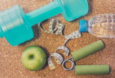 -Yat halter, taze elma, ölçüm bandı, maden suyu,