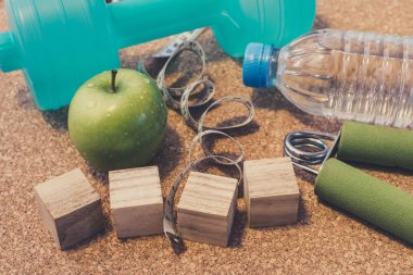 -Yat halter, taze elma, ölçüm bandı, maden suyu,