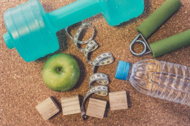 -Yat halter, taze elma, ölçüm bandı, maden suyu,