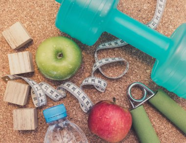 -Yat halter, taze elma, ölçüm bandı, maden suyu,