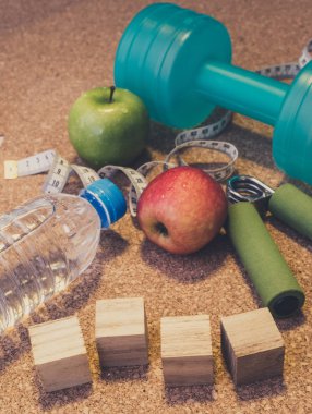 -Yat halter, taze elma, ölçüm bandı, maden suyu,