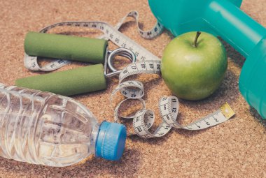 -Yat halter, taze elma, ölçüm bandı, maden suyu,